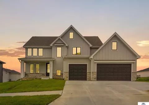 20707 Hartman Ave, Elkhorn, NE 68022