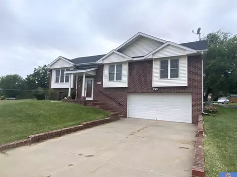 Exterior - 2111 S 5th St, Beatrice, NE 68310 photo 3 of 9