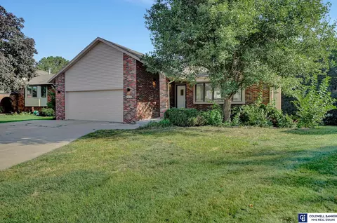 5206 Bison Dr, Lincoln, NE 68516