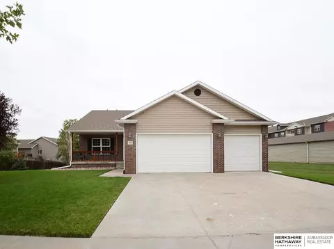 8118 Renatta Dr, Lincoln, NE 68516