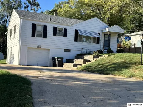 7615 Pinkney St, Omaha, NE 68134