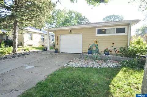 1316 S 49th St, Lincoln, NE 68510