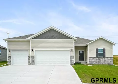 6433 Clear Creek St, Papillion, NE 68157