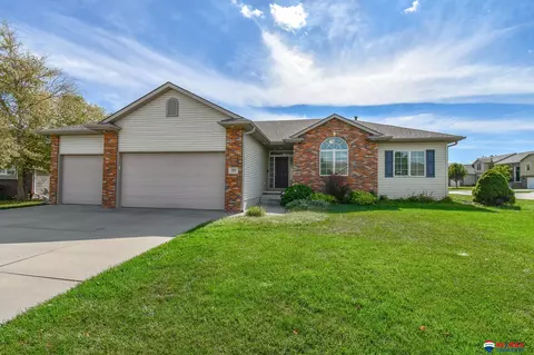 5911 Cavvy Rd, Lincoln, NE 68516