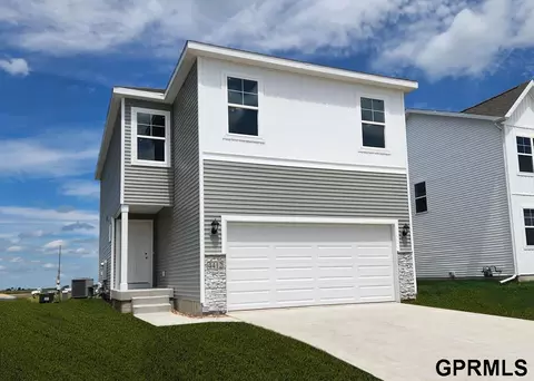 17802 Hampton Dr, Omaha, NE 68136