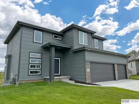 19755 Greenleaf Cir, Gretna, NE 68028