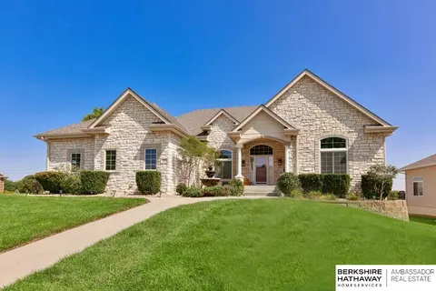 1101 Locust Ave, Papillion, NE 68046