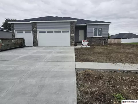 1302 Birchwood Dr, Hickman, NE 68372