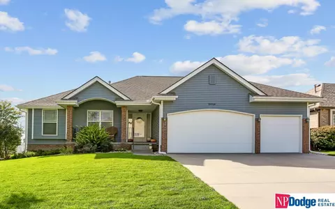 10918 S 210th St, Gretna, NE 68028