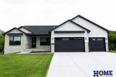 8840 Sandalwood Dr, Lincoln, NE 68520