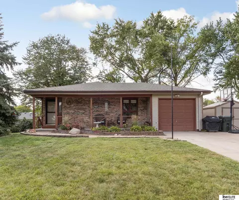 602 N Park Dr, Gretna, NE 68028