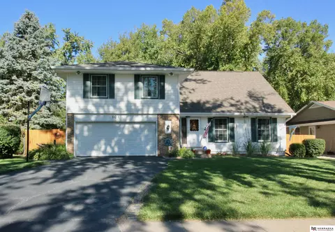106 Matthies Dr, Papillion, NE 68046