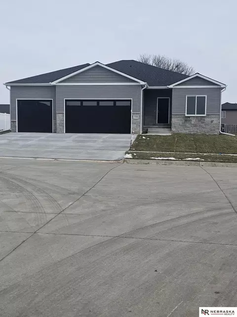 1304 Birchwood Dr, Hickman, NE 68372