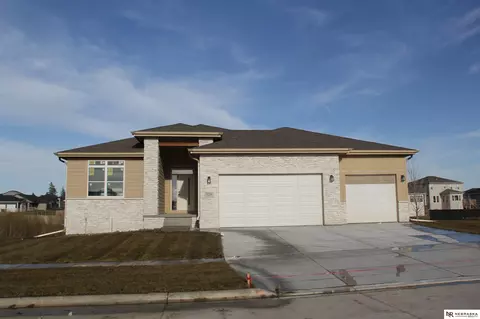 8716 S 80th St, Lincoln, NE 68516