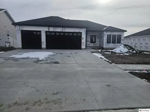 205 Kristi Ln, Hickman, NE 68372