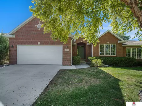7911 Weeping Willow Ln, Lincoln, NE 68506