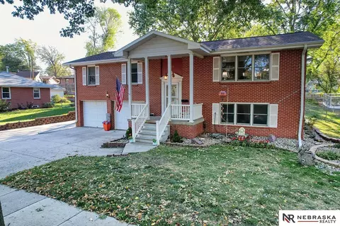 930 E Avon Ln, Lincoln, NE 68505