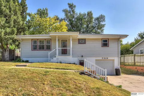7319 Park Crest Dr, La Vista, NE 68128