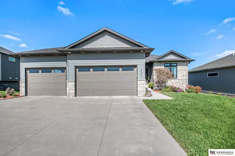 9954 White Pine Rd, Lincoln, NE 68527