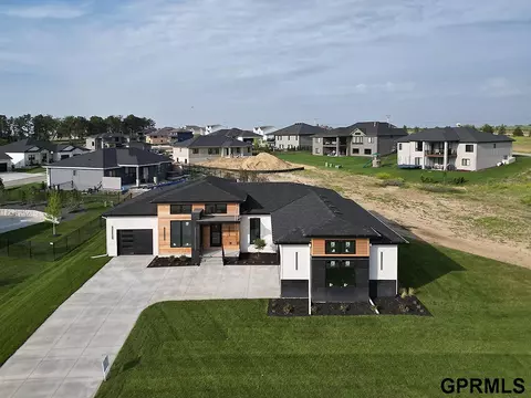 19013 Acorn Dr, Gretna, NE 68028