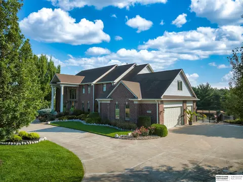 9559 Cinnamon Dr, Omaha, NE 68136