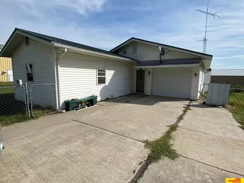 915 S 14th St, Tekamah, NE 68061