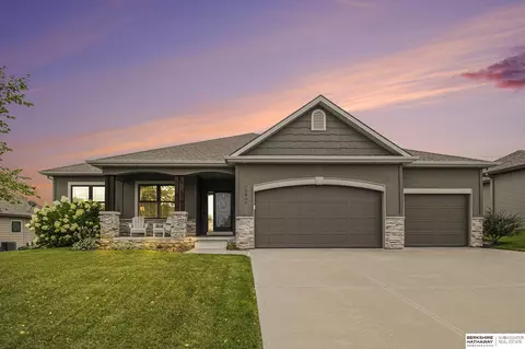 10901 Lake Tahoe Dr, Papillion, NE 68046