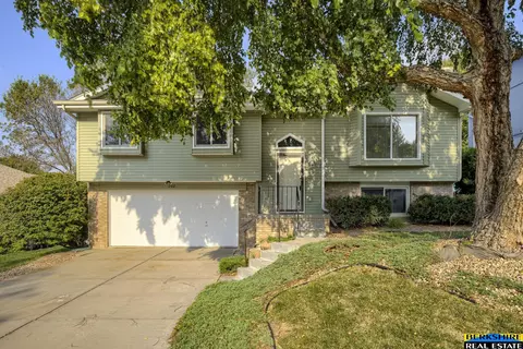 202 Carolina Dr, Papillion, NE 68133