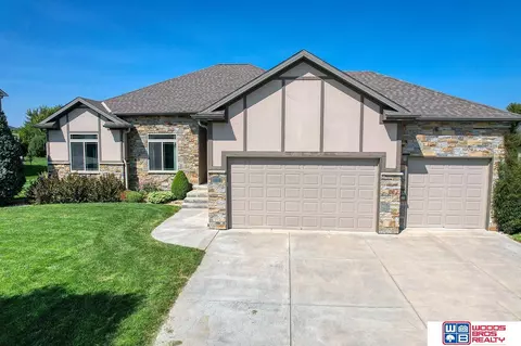 9830 Waterford Estates Dr, Lincoln, NE 68527