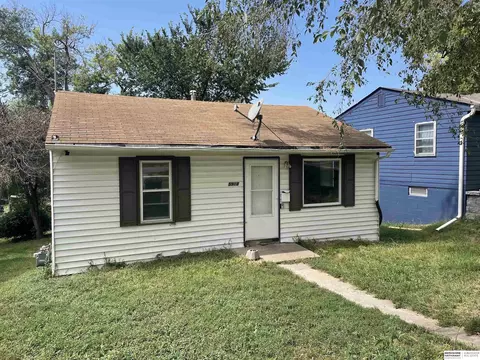 5918 N 42nd St, Omaha, NE 68111
