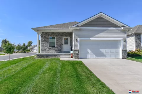 211 Pebble Bch, Lincoln, NE 68520
