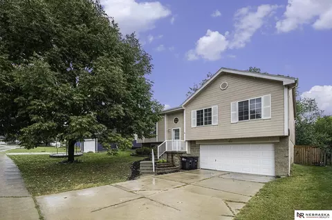 7631 Bondesson St, Omaha, NE 68122
