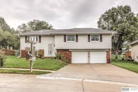 13618 Redwood Cir, Omaha, NE 68138