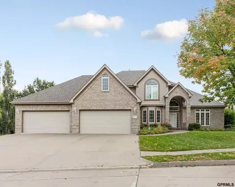 4605 Crestview Dr, Papillion, NE 68133