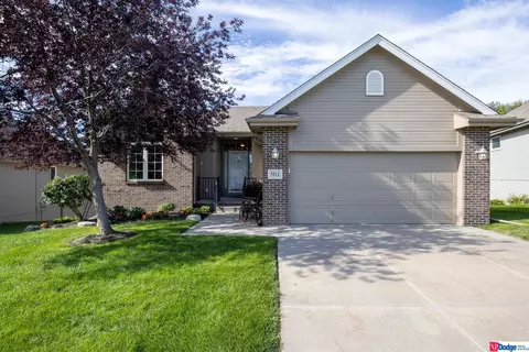 5011 Fountain Dr, Papillion, NE 68133