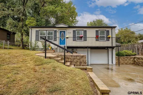 7516 Edward Ave, La Vista, NE 68128
