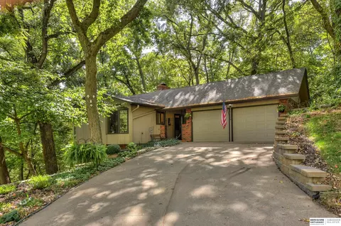 9005 Raven Oaks Dr, Omaha, NE 68152