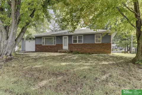 305 W Calhoun Dr, Fort Calhoun, NE 68023