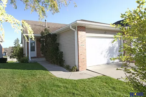 8534 Ridge Hollow Dr, Lincoln, NE 68526
