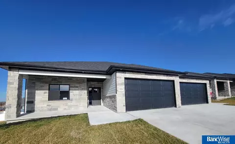 7454 Maxine Dr, Lincoln, NE 68516