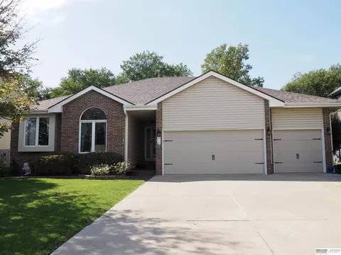 316 Castle Pine Dr, Papillion, NE 68133
