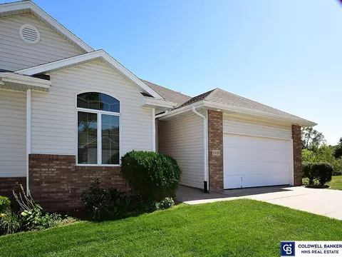 5903 N 92 St, Omaha, NE 68138