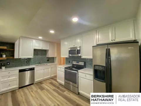 7004 Pine Dr, La Vista, NE 68128