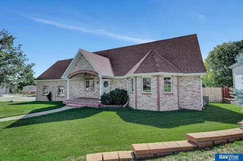 8055 Leighton Ave, Lincoln, NE 68507