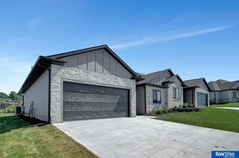 8864 Augusta Dr, Lincoln, NE 68526