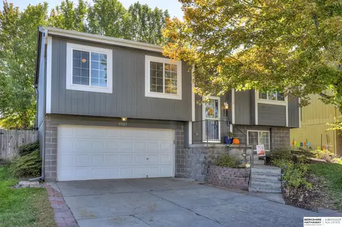 17129 Barnett St, Omaha, NE 68116