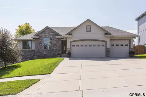 19513 Pearl Cir, Elkhorn, NE 68022