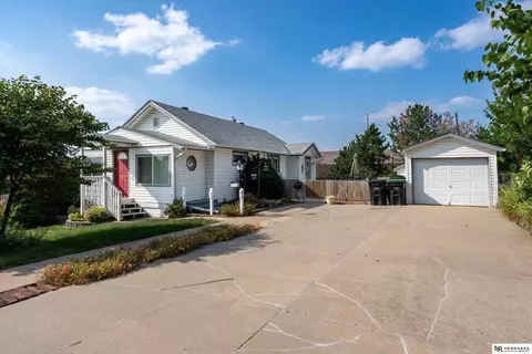5712 R St, Omaha, NE 68117