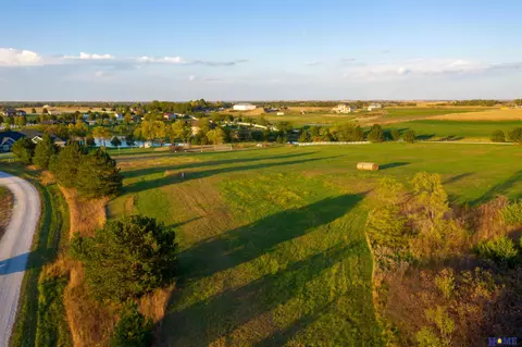 1300 Lakeview Ln, Beatrice, NE 68310