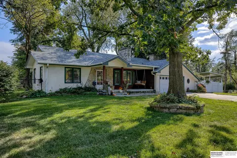 7727 Keystone Dr, Omaha, NE 68134